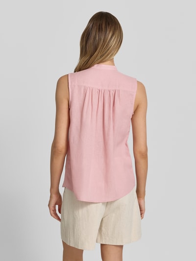 Frauenmodel trägt Regular Fit Blusentop aus Viskose-Leinen-Mix von Christian Berg Woman in Rosa mit Rundhalsausschnitt und Knopfleiste, Rückenlänge bei Größe 36: 61 cm, Ganzkörperansicht Rückansicht.