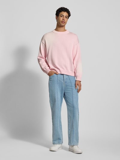 Männermodel trägt Wide Fit Jeans mit Längsnähten von ANOTHER COTTON LAB aus Baumwoll-Mix mit Viskose-Anteil, helle Waschung, Eingrifftaschen, Ganzkörperansicht von vorne.