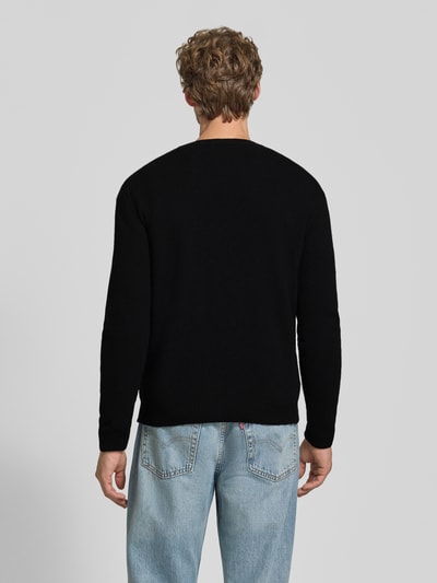 Mannenmodel draagt zwarte cardigan met v-hals van katoenmix, regular fit, knoopsluiting, Model 'KARL' van Casual Friday, Ganzkörperansicht Rückansicht.