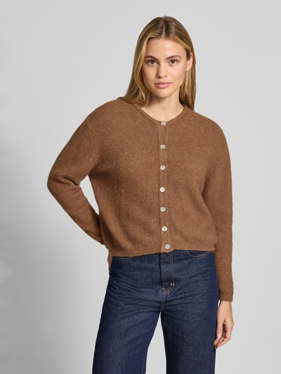 Modelka nosi kardigan Relaxed Fit Cardigan aus Woll-Alpaka-Mix Model 'VITOW' od American Vintage, brąz, imitacja dzianiny, listwa guzikowa, okrągły dekolt, długość tyłu 52 cm, długość rękawów 56 cm, Ganzkörperansicht von vorne.