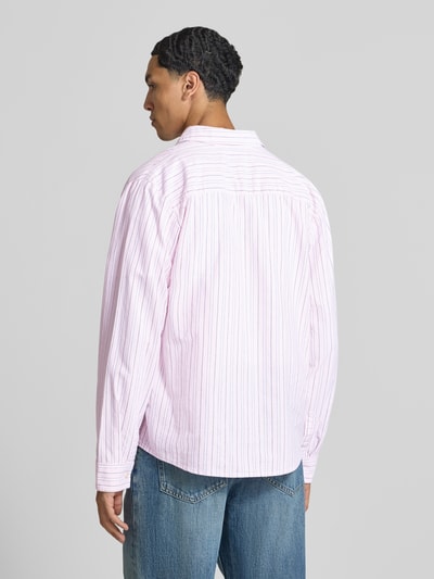 Männermodel trägt Regular Fit Freizeithemd aus reiner Baumwolle von REVIEW, rosa mit feinem Streifenmuster, Rückenansicht, Ganzkörperansicht Rückansicht.