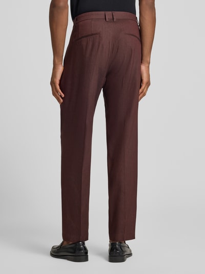 Männermodel trägt HOSE aus Leinen-Mix mit Bügelfalte Modell 'Servo' von CINQUE, Straight Fit, dunkles Braun, Textur glatt, Ganzkörperansicht Rückansicht, Leinen-Viskose-Anteil, französische Eingrifftaschen, Gesäßleistentaschen, Label-Detail, Bundweite bei Größe 50: 43 cm, Innenbeinlänge bei Größe 50: 75 cm.