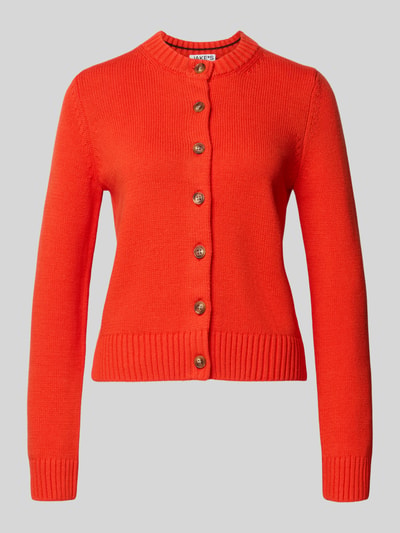 Produktfoto, Strickjacke mit Rundhalsausschnitt und Knopfleiste von Jake*s Casual, bawełniany miks, krój regular fit, kolor intensywny pomarańczowy, długość tyłu w rozmiarze S 53 cm, długość rękawa 65 cm, faktura dzianiny.