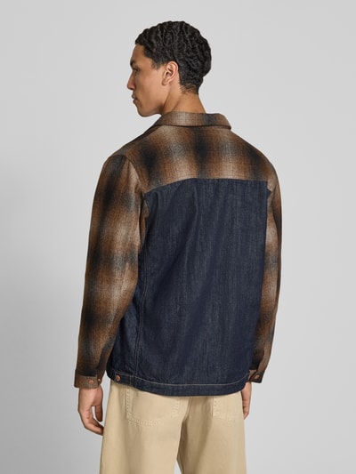 Männermodel trägt Slim Fit Hemdjacke aus reiner Baumwolle von Replay in Denim mit Umlegekragen, Rückenansicht, Ganzkörperansicht Rückansicht.
