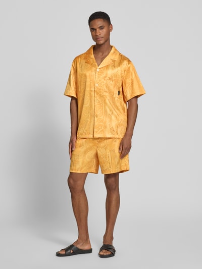 Mężczyznamodel nosi Straight Fit Shorts mit elastischem Bund Modell 'Resort' von COLUCCI, elastyczna mieszanka materiałów, szerokość w rozmiarze M 39 cm, długość wewnętrzna nogawki 16 cm, widok całej sylwetki z przodu
