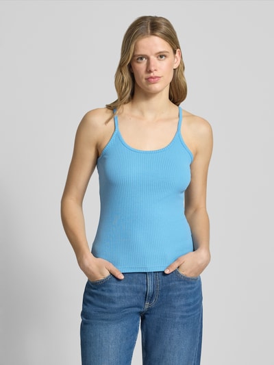 Frauenmodel trägt Slim Fit Trägertop aus Baumwoll-Mix von Marc O'Polo Denim in Blau, Optik: Unifarben, Materialverarbeitung: Ripp, Nahaufnahme Oberkörper.