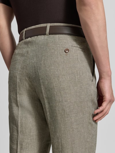 Männermodel trägt Anzughose aus linnenmix met wol, slim fit met persplooien en achterzak van Carl Gross, detailaufnahme achterkant