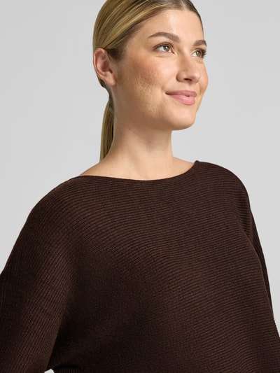 Vrouwenmodel draagt gebreide pullover met 3/4-mouw Model 'MINJA' van b.young, mix van viscose en katoen, los model, ronde hals, Nahaufnahme bovenlichaam.