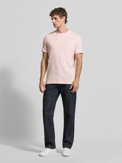 Męski model nosi Regular Fit T-Shirt aus reiner Baumwolle von s.Oliver RED LABEL, jasnoróżowy, gładki, jersey, przód, całe ciało.