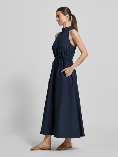 Frauenmodel trägt Midikleid aus Baumwolle mit Schnürung von Emporio Armani in Dunkelblau, A-Linie, Stehkragen, Seitenansicht, Ganzkörperansicht von vorne, Rückenlänge bei Größe 36: 125 cm, Brustweite bei Größe 36: 44 cm.