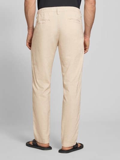 Mannenmodel draagt Relaxed Fit broek van katoen en linnen, model 'KANE' van Jack & Jones, elastische band, vetersluiting, achterzakken, kleur beige, textuur licht grof, binnenbeenlengte maat M 82 cm, bandwijdte 42 cm, model van achteren, lichaamsopname rugaanzicht.