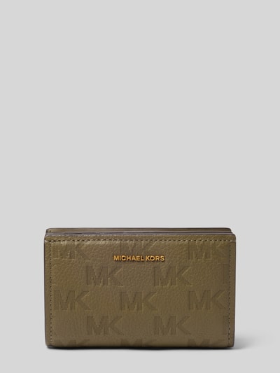 Produktfoto, Portemonnaie aus echtem Leder von MICHAEL Michael Kors in Olivgrün, Label-Detail in Metallic, Logo-Prägung, strukturierte Oberfläche