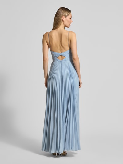 Frauenmodel trägt Regular Fit Hochzeitskleid in Falten-Optik von Hey Kyla in Hellblau mit Rückenausschnitt, Spaghettiträgern, Nahtreißverschluss, gelegte Falten, fließende Textur, Ganzkörperansicht Rückansicht, Rückenlänge bei Größe 36: 127 cm, Brustweite: 33 cm.