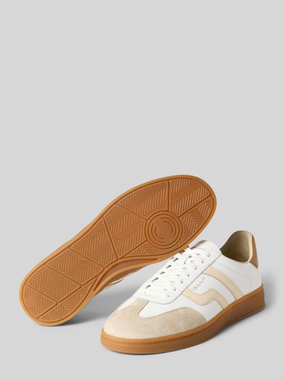 Produktfoto, Sneaker aus echtem Leder Modell 'Cuzmo' von GANT, Herren Sneaker, Weiß-Beige mit brauner Sohle, glatte und raue Texturen