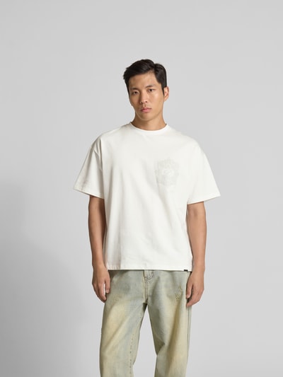 Männermodel trägt Regular Fit T-Shirt aus Baumwoll-Mix von Don´t Waste Culture, Unifarbenes-Design, Label-Detail, Ganzkörperansicht von vorne.