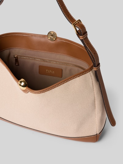 Produktfoto, Shoulder Bag mit Logo-Detail Modell 'Fera' von FURLA, beżowo-brązowa torba na ramię, płócienna tekstura, złote zapięcie, regulowany pasek, Szerokość w rozmiarze 1: 40 cm, długość: 26 cm, głębokość: 9 cm, długość paska: 74 cm