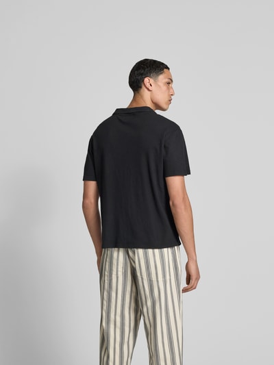 Officine Générale Poloshirt mit V-Ausschnitt Black 5