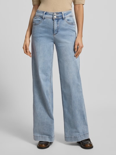 Frauenmodel trägt Jeans mit Eingrifftaschen Modell 'Lopez' von FREE/QUENT aus hellem Baumwoll-Mix, lockerer Schnitt, Ganzkörperansicht von vorne.