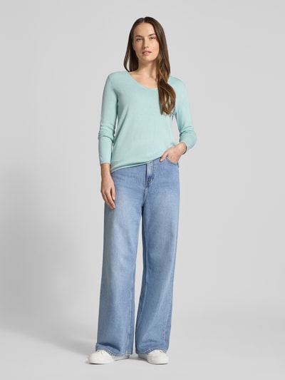 Vrouwenmodel draagt Regular Fit Pullover aus Baumwoll-Viskose-Mix van Tom Tailor, effen mintgroen, V-hals, lange mouw, fijnrib structuur, vooraanzicht hele lichaam.