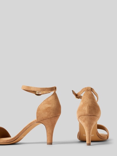 Produktfoto, Sandalette mit Pfennigabsatz von BIANCO, beżowy kolor, zaokrąglony nosek, pasek z klamrą, obcas 9 cm, wysokość cholewki 7 cm, szerokość w rozmiarze 40: 6 cm, tekstura zamszowa.