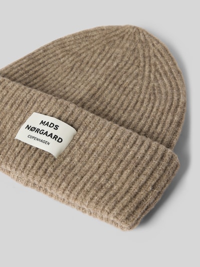 Productfoto, Beanie uit wolmix model 'Tosca Anju' van MADS NØRGAARD, beige, brede omslag, ribstructuur, labelpatch