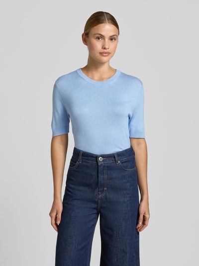 Vrouwenmodel draagt Strickshirt aus Viskose-Mix mit Rundhalsausschnitt van Smith and Soul in lichtblauw, slim fit, ribboorden, voorkant, bovenlichaam close-up
