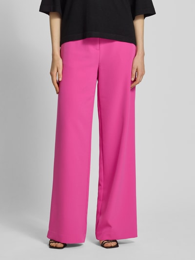 Frauenmodel trägt Wide Fit Hose Modell 'Jana' von GUIDO MARIA KRETSCHMER WOMAN in Pink, Material-Mix mit Stretch-Anteil, Ganzkörperansicht von vorne.