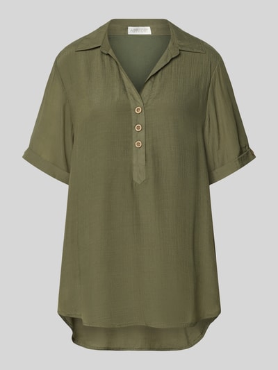 Produktfoto, Relaxed Fit Bluse aus Viskose-Mix mit Umlegekragen von Apricot in Olivgrün, Semitransparentes Design, Knopfleiste, Halbarm, verlängerte Rückseite, Rückenlänge 82 cm bei Größe S, Ärmellänge 28 cm