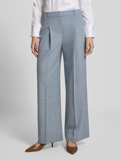 Frauenmodel trägt Wide Leg Bundfaltenhose aus reiner Schurwolle Modell 'TIANA4' von BOSS, melierter Look, Nahaufnahme Oberkörper bis Oberschenkel.
