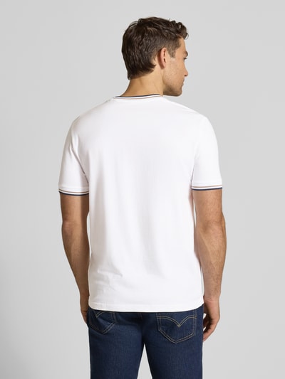 Männermodel trägt T-Shirt mit Kontraststreifen und Rundhalsausschnitt von Christian Berg Men aus Baumwoll-Elasthan-Mix, Regular-Fit, Rückenlänge 71 cm bei Größe M, weiße Grundfarbe mit dunkel abgesetzten Streifen, glatte Textur, Ganzkörperansicht Rückansicht.
