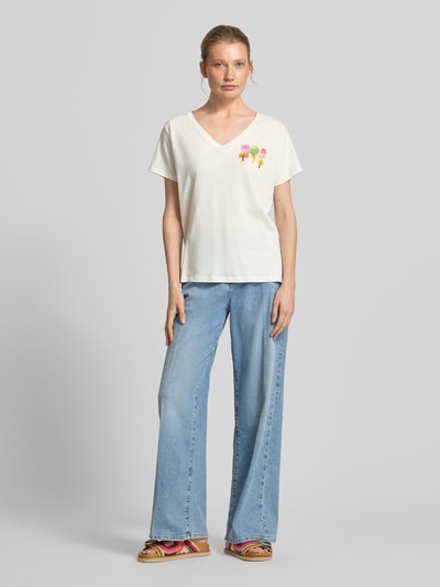 Frauenmodel trägt T-Shirt mit Motiv-Print und V-Ausschnitt von Milano Italy, Baumwoll-Leinen-Mix, Relaxed Fit, Vorderansicht Ganzkörper.
