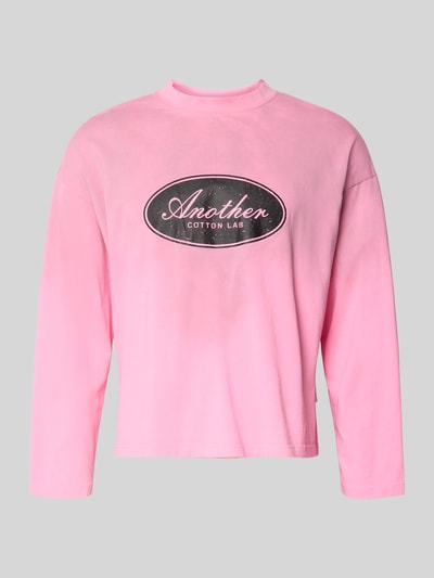 Produktfoto, Relaxed Fit Longsleeve aus Baumwolle Modell 'Another Vintage' von ANOTHER COTTON LAB in Rosa mit Stehkragen und Label-Print, glatte Textur