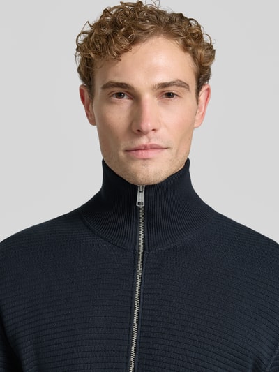 Männermodel trägt Regular Fit Strickjacke aus reiner Baumwolle von Marc O'Polo, dunkelblau, dezente Rippenstruktur, Nahaufnahme Oberkörper, sweter męski Marc O'Polo