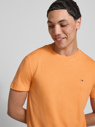 Männermodel trägt Slim Fit T-Shirt Modell 'TJM XSLIM JASPE HTR TEE E' von Tommy Jeans, Optik: Unifarben, Logo-Stitching, V-Ausschnitt, Kurzarm, Nahaufnahme Oberkörper