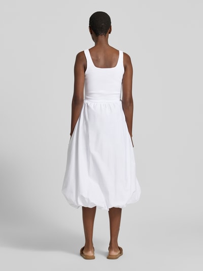 Frauenmodel trägt Ballonförmiges Midikleid im 2-in-1-Look von Rich & Royal aus Baumwoll-Elasthan-Mix in Weiß, ballonförmiger Schnitt, Karree-Ausschnitt, glatte Oberfläche, Rückenlänge bei Größe S: 26 cm, Brustweite bei Größe S: 33 cm, Ganzkörperansicht Rückansicht.