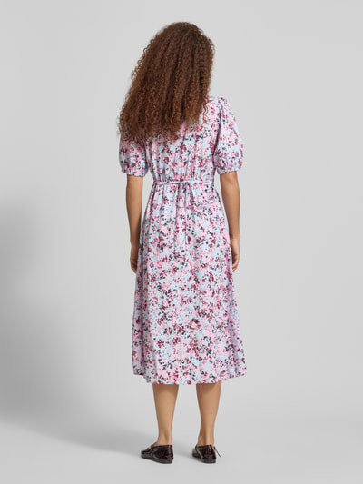 Vrouwenmodel draagt Tailliertes Freizeitkleid aus Viskose-Baumwoll-Mix van Marc O'Polo Denim met all-over motief, getailleerd, midilengte, diepe V-hals, riemlussen, korte knoopsluiting, bindceintuur, pofmouwen met elastische mouwboord, zij-steekzakken, mix van viscose en katoen, kleuren wit, roze en blauw. Ganzkörperansicht rugaanzicht.