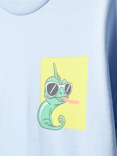 Mädchen trägt Regular Fit T-Shirt mit Motiv-Print von BILLIEBLUSH aus reiner Baumwolle, hellblau mit gelbem Print, Nahaufnahme Oberkörper.