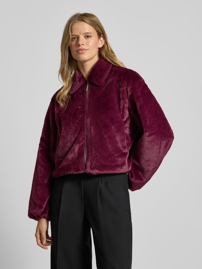 ONLY Regular Fit Webpelzjacke mit Umlegekragen Modell 'DANA' Bordeaux 4