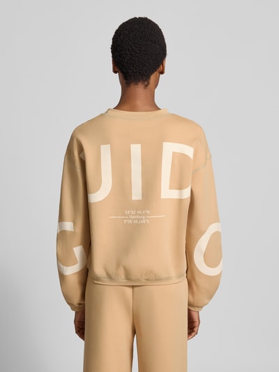 Vrouwenmodel draagt sweatshirt met ronde hals Model 'Gunda' van GUIDO MARIA KRETSCHMER WOMAN, katoenmix met stretch, relaxed fit, rugaanzicht