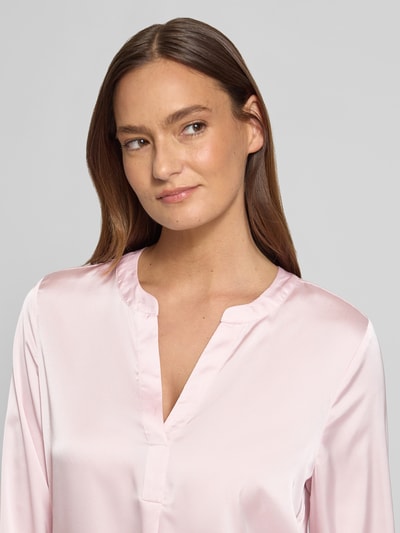 Frauenmodel trägt Regular Fit Bluse mit V-Ausschnitt von Christian Berg Woman Selection in Unifarbe, glatte Struktur, Nahaufnahme Oberkörper.