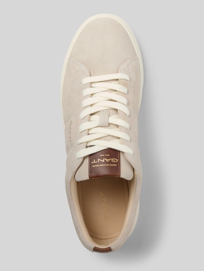Produktfoto, Sneakersy z naturalnej skóry z zaokrąglonym czubkiem, fakturowaną podeszwą, wiązaniem, detalem z logo, Gant, model 'Joree', wysokość obcasa 4 cm, wysokość cholewki 7 cm, szerokość cholewki 7 cm