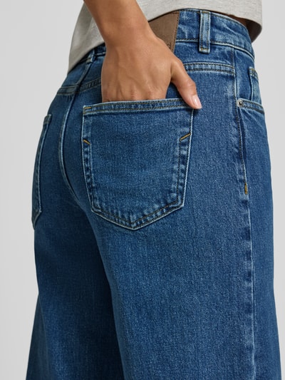 Frauenmodel trägt Wide Leg Jeans aus Baumwoll-Mix Modell 'WIDE BEA-KORI' von Selected Femme in klassischer Jeans-Optik, Nahaufnahme Rückansicht, Damen Wide & Loose-Fit Jeans von Selected Femme.