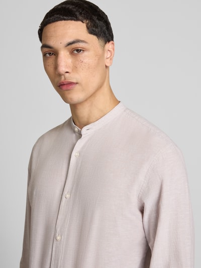 Männermodel trägt Freizeithemd mit Leinen-Anteil Modell 'BREEZE' von Jack & Jones, Baumwoll-Leinen-Mix, Regular Fit, Stehkragen, Knopfleiste, Nahaufnahme Oberkörper.