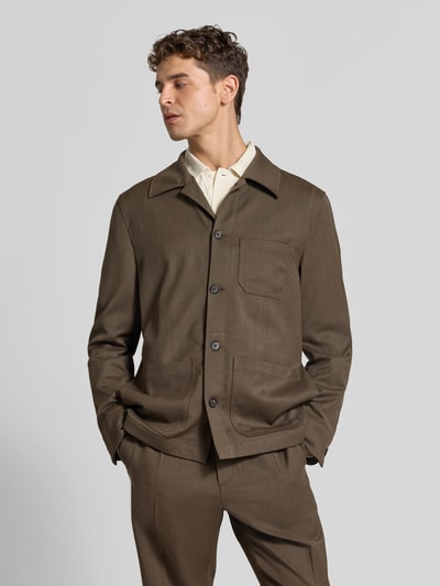 Mannenmodel draagt Regular Fit Hemdjacke met woll-an deel van Filippa K, elastische materiaalmix, doorlopende knoopsluiting, opgestikte borst- en steekzakken, platte kraag, ruglengte bij maat 50: 75 cm, Ganzkörperansicht von voren.