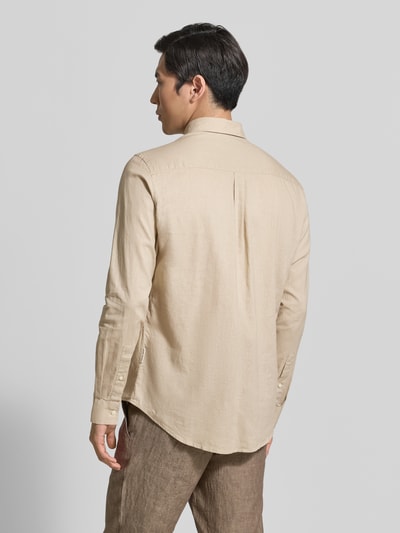 Męski model nosi koszulę casualową Slim Fit Freizeithemd mit Button-Down-Kragen Modell 'Anton' od Casual Friday, mieszanka jedwabiu i bawełny, kolor beżowy, długość tyłu w rozmiarze M: 78 cm, szerokość ramion w rozmiarze M: 46 cm, długość rękawów w rozmiarze M: 66 cm, tekstura gładka, widok całej sylwetki z tyłu.