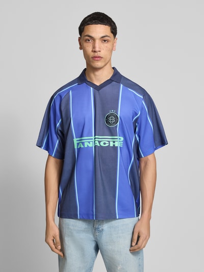 Männermodel trägt Loose Fit Poloshirt mit Motiv-Print Modell 'ZIDAN' von Only & Sons, gestreift, Optik: Unifarben, Materialverarbeitung: Piqué, Ganzkörperansicht von vorne.