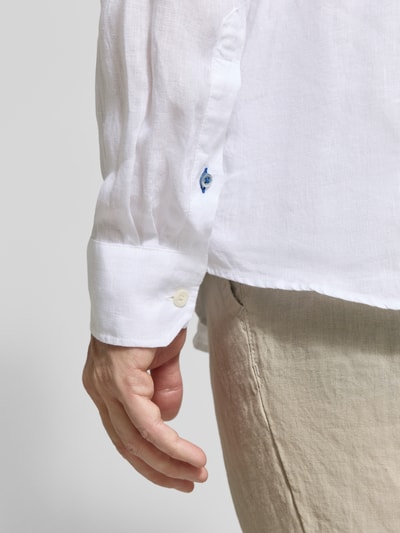 Männermodel trägt Casual Fit Freizeithemd aus Leinen von OLYMP Level Five, weiß, Knopfleiste, Nahaufnahme Unterarm, reine Leinenstruktur. Rückenlänge bei Größe M: 77 cm, Schulterbreite bei Größe M: 49 cm, Ärmellänge bei Größe M: 67 cm.