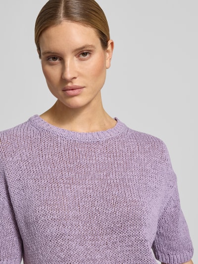 Modelka nosi Loose Fit Pullover aus Baumwoll-Mix od Marc O'Polo, efekt: jednolity kolor, krótki rękaw, dzianina, mieszanka bawełny, z okrągłym dekoltem, prążkowane zakończenia, zbliżenie górnej części ciała
