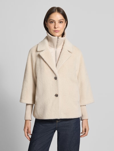 Frauenmodel trägt Regular Fit Webpelzjacke im 2-in-1-Look von Tom Tailor, cremefarben, strukturierte Oberfläche, Ganzkörperansicht von vorne, Damen Teddy- / Webpelzjacke von Tom Tailor.