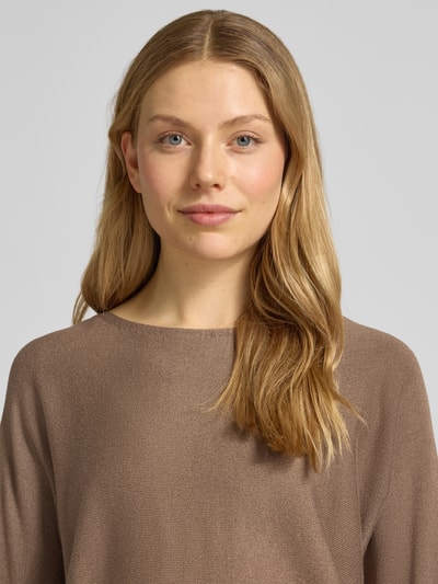 Frauenmodel trägt Relaxed Fit Strickpullover aus Viskose-Mix mit Glitzergarn von s.Oliver BLACK LABEL, unifarben, Nahaufnahme Oberkörper.